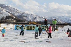 でっこい雪国かるたをする子どもたち