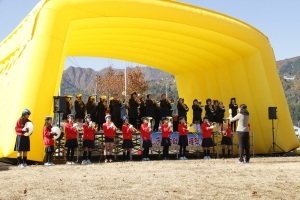 塩沢小学校と中之島小学校による金管演奏