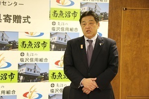 寄贈式であいさつする林市長