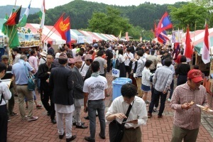 来場者でにぎわう野外会場