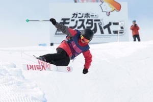 スキーでデモンストレーション滑走を行うジュニア選手