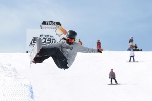 スノーボードでデモンストレーション滑走を行うジュニア選手