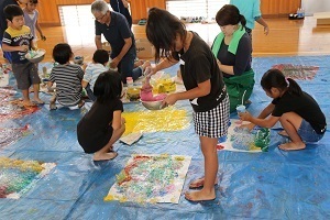 和紙に絵の具を垂らして模様を描く児童
