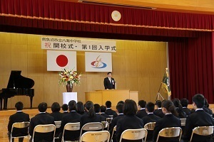 八海中学校入学式で祝辞を述べる林市長