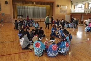 沖縄のお土産を食べながら交流する児童たち