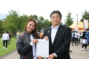 林市長と南魚沼市交流大使の古澤恵さん