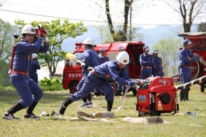 ポンプ操法を行う消防団員