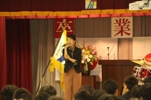 総合支援学校卒業式で歌を披露するTSUNEI(ツネイ)さん
