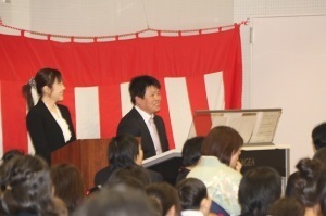 総合支援学校卒業式で電子オルガンを演奏する橘光一さん