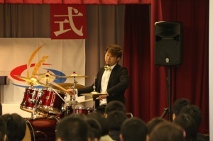 総合支援学校卒業式でドラムを演奏するナカヤマピロさん