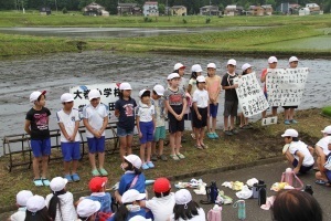 大巻小学校「コシヒカリの里」宣言を読み上げる児童たち