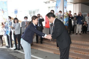 本庁舎玄関で握手を交わす小野塚選手と林市長