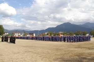 塩沢小学校グラウンドに整列する消防団員たち