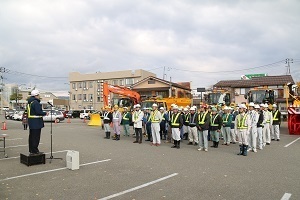 除雪車出動式で参加者の前であいさつをする林市長