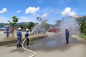 六日町小学校の校舎に向かって一斉放水を行う様子