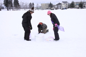 雪をつめる児童