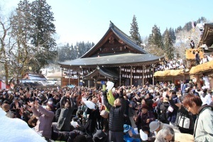 福餅まきの様子