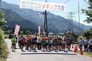 登川清流ジョギング大会スタートの様子