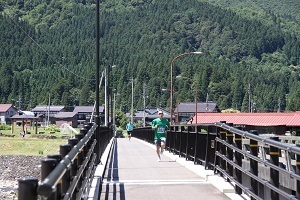 登川清流ジョギング大会で走る選手1