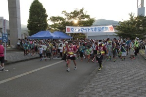 南魚沼市民会館を出発する参加者たち