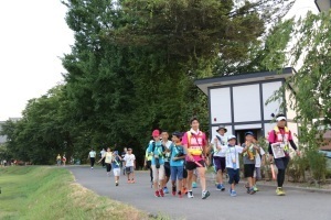 魚野川沿いの道（六日町大橋付近）を歩く参加者