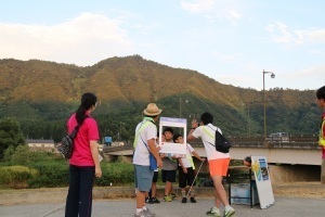坂戸山を背景に記念撮影をする参加者