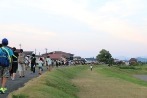 魚野川沿いの道（六日町大橋付近）を歩く参加者