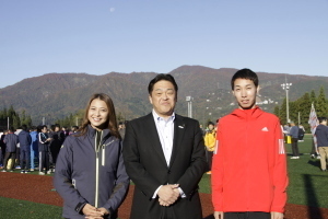 長谷川選手と古澤さんの間に立って記念撮影する林市長
