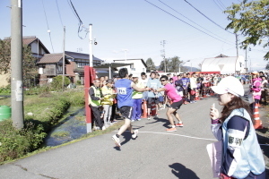 タスキの受け渡しをする選手2