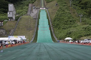 観客席から見たジャンプ台の様子