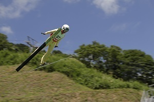 空に向かって飛翔する選手