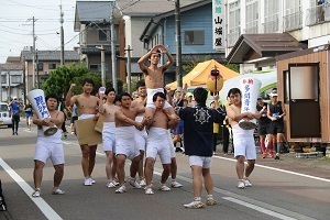 開会式で応援に駆け付けた多門青年団