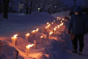 雪を照らし出すろうそく