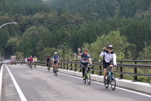 自然の中を自転車で走る参加者たち