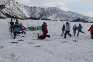 でっこい雪国かるたをする子どもたち