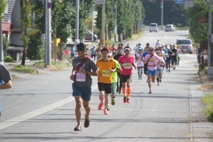 石打地区を走る参加者たち