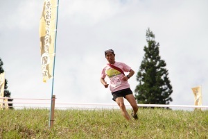 石打丸山スキー場の急斜面を駆け下りる参加者