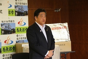 感謝の意を伝える林市長