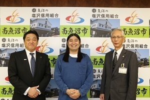 鈴木Q太郎さんと林市長と副市長の写真