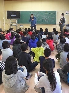 塩沢小学校を訪れた鈴木Q太郎さんの様子