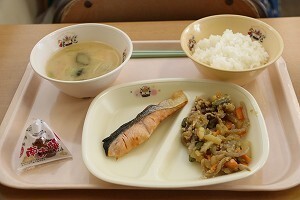 今日の給食、ごはん、南高梅、魚、汁、副菜