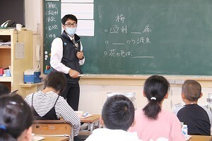 担任の先生が梅クイズを行っている様子