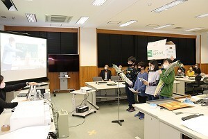 特産品深谷ネギをもらったお礼をするおおまき小学校の児童