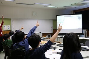 深谷ネギの紹介とクイズに答える児童の様子