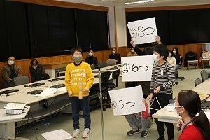 おおまき小学校による南魚沼産コシヒカリの紹介とクイズを出す児童