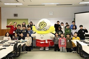 こめつぐ君とおおまき小学校の児童たち