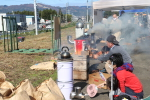 お湯を沸かす参加者たち