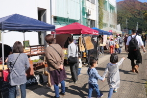 お店に立ち寄る来訪者