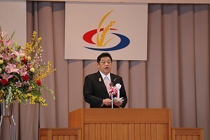 開校式であいさつをする林市長