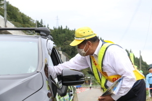 啓発品を渡す林市長